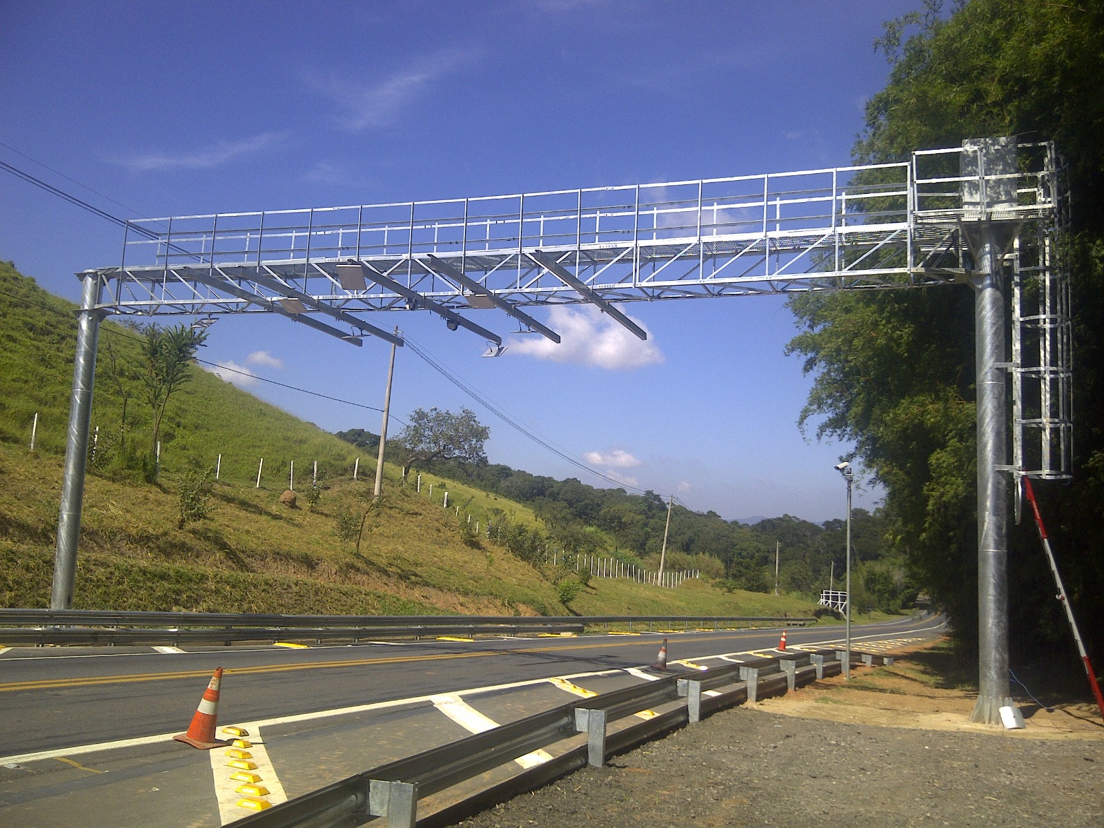 Pedágio_Free_Flow__A_Revolução_na_Arrecadação_de_Pedágios_com_Pórticos_Armco_Staco